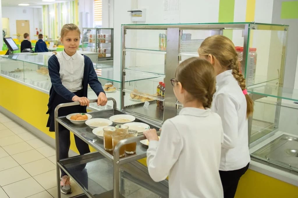 В меню этой школьной столовой есть даже картошка фри. Благодаря тому, что ее готовят в пароконвектомате, это блюдо можно есть детям. Картошка, приготовленная таким образом, менее калорийна и сохраняет все полезные свойства.