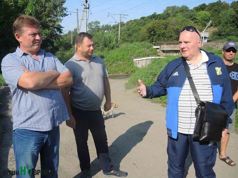 – С противоположной от меня стороны рядом с этой базой находится водноспортивная школа, – говорит Александр НОСКОВ (справа). – Там подготовили много классных гребцов. Акватория, на которой они тренируются, с недавних пор сильно уменьшилась… – С противоположной от меня стороны рядом с этой базой находится водноспортивная школа, – говорит Александр НОСКОВ (справа). – Там подготовили много классных гребцов. Акватория, на которой они тренируются, с недавних пор сильно уменьшилась…
