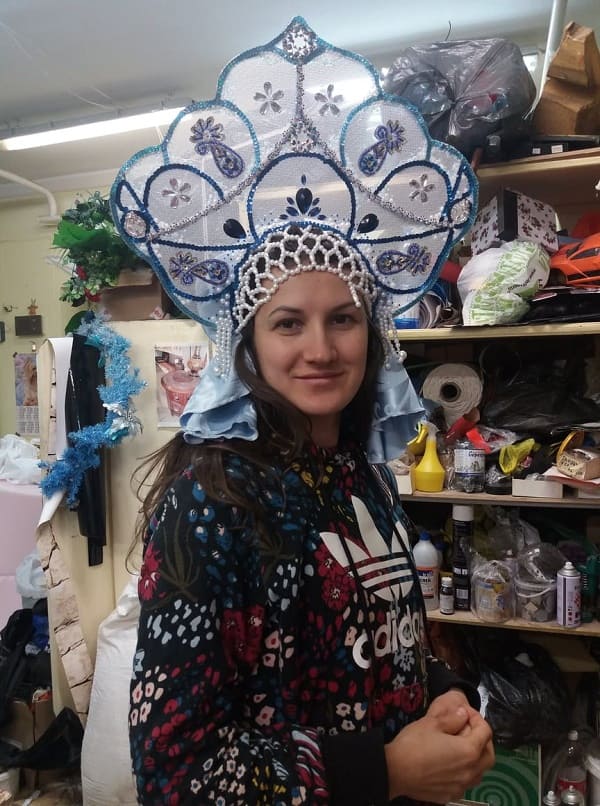 Сотрудница цеха Галина Куликова демонстрирует кокошник, в котором на сцену выйдут русские красавицы Сотрудница цеха Галина Куликова демонстрирует кокошник, в котором на сцену выйдут русские красавицы