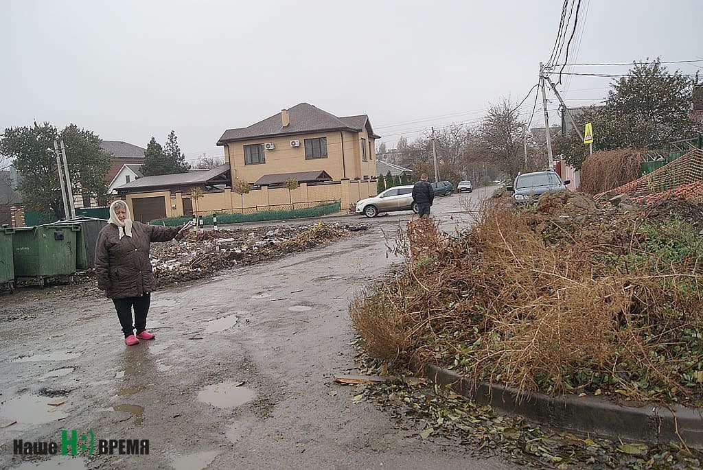 Валентина Федоровна показывает, что тротуар на улице – лишь с одной стороны. Но и по нему теперь не пройти – завален землей.