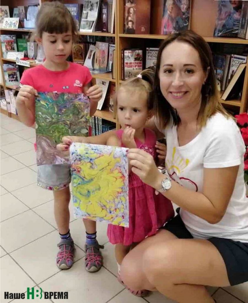 Арина МЕДНОВА, председатель аксайской организации семей, воспитывающих детей с инвалидностью, с дочерьми Дианой и Ксенией. Девочки рисуют в технике эбру.