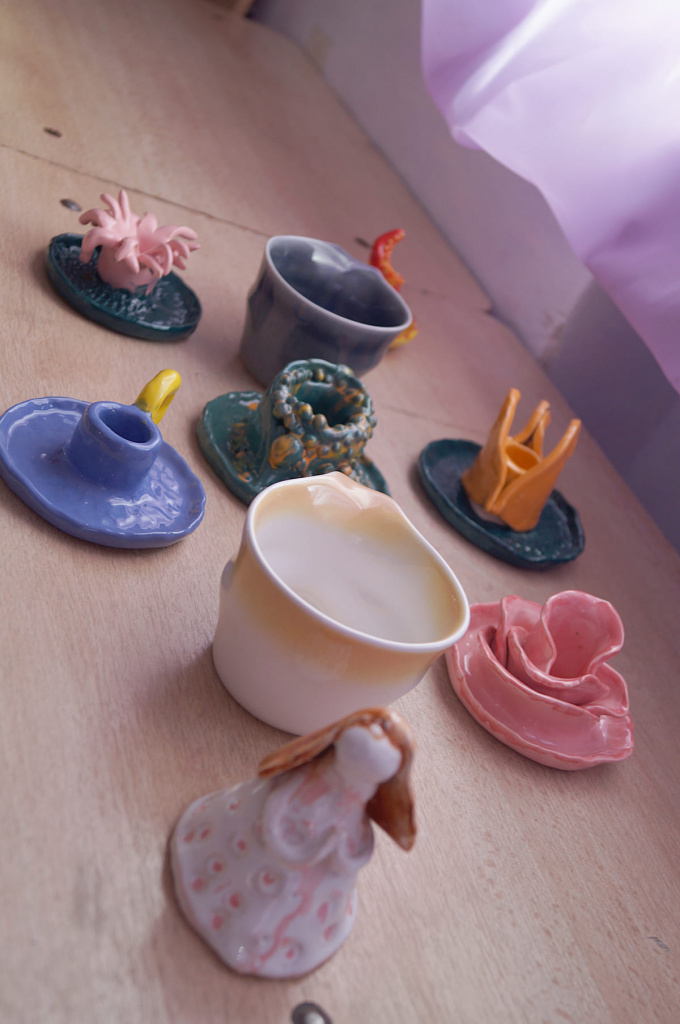 Подсвечники, чашки, фигурки ангелов… Их воспитанники «СВеЧи» делают в гончарной мастерской.