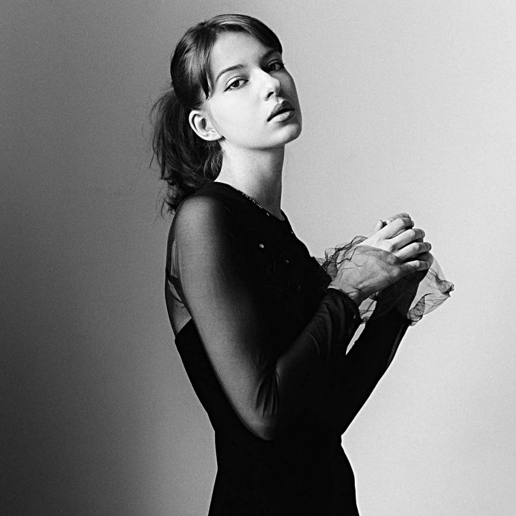 Соня ЮРАСОВА – совладелица магазина Like shop, владелица и дизайнер бренда Friday on my Mind. Магазину Like shop – 11 лет. До октября 2021 года все товары для продажи привозились из-за границы. Уже полгода как владельцы переориентировались – занялись собственным производством в Ростове. Одежда донского бренда разъезжается по разным городам.