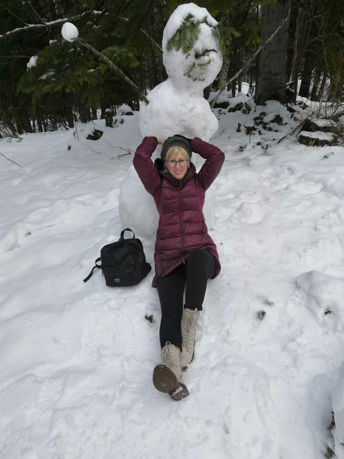 Рукотворные-снеговики-в-горах-повышают-позитив.jpg