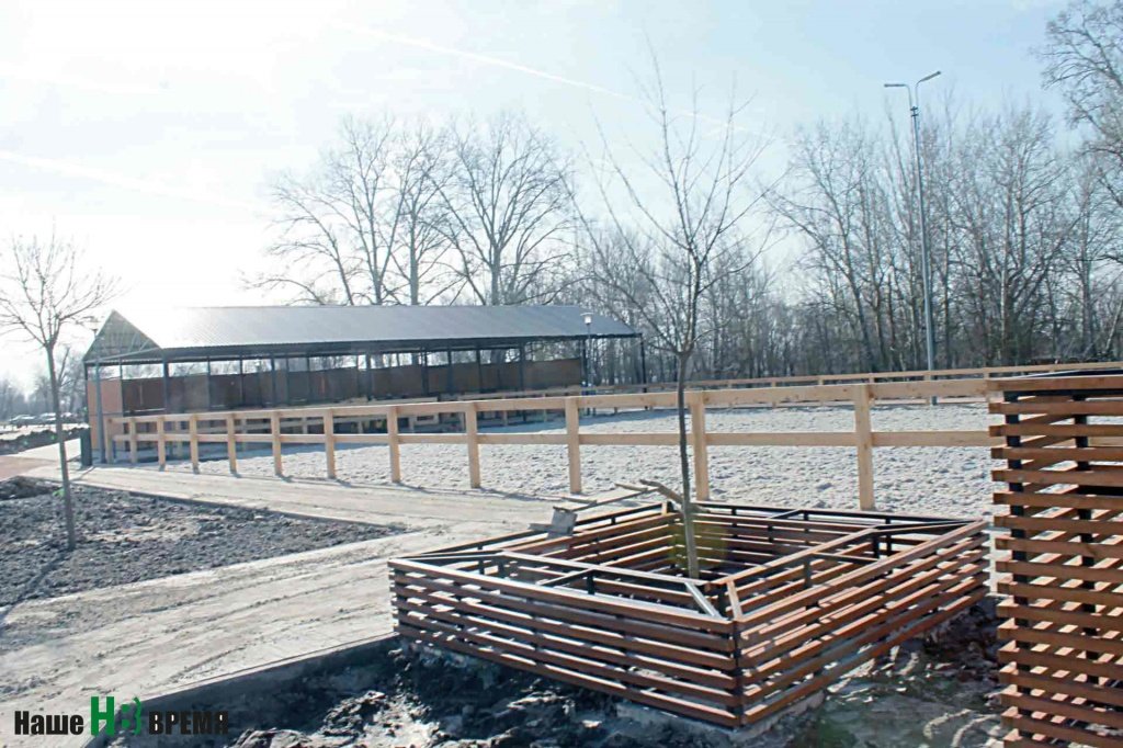 Эти объекты практически полностью готовы в новом парке Донском: манеж, конный плац.