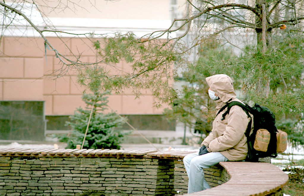 Самые ответственные и в одиночестве на свежем воздухе сидят в маске. Правильно — и безопасно, и тепло.