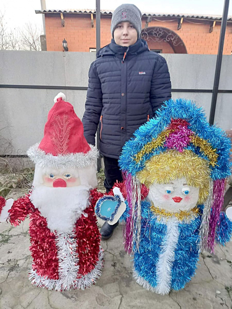 С наступающим Новым годом читателей «НВ» поздравляют из слободы Криворожье Оксана ГАРКУШИНА и ее сын Никита. В их доме – уже праздничная атмосфера, а как иначе с такими-то гостями.