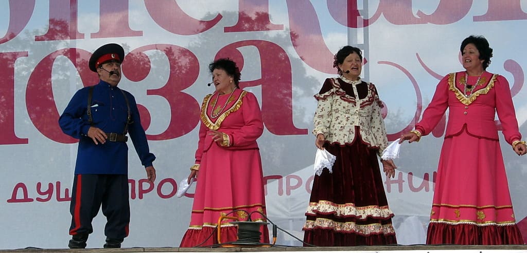 На фестивале звучало много казачьих песен. Выступает константиновский ансамбль Станичники