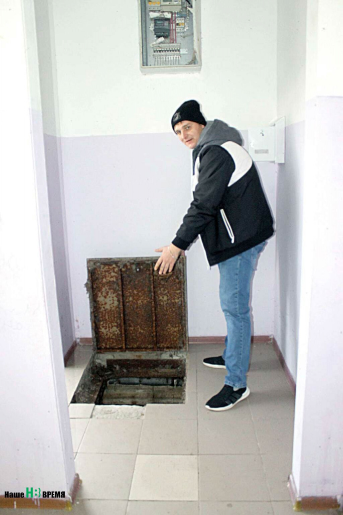 Канализационный люк в общем коридоре нам демонстрирует Александр ГОРЛАЧ. Канализационный люк в общем коридоре нам демонстрирует Александр ГОРЛАЧ.