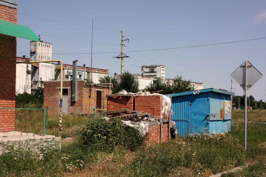 Уже 12 лет участок Бартащук находится в первозданном виде. Предприниматель живет в Греции, а магазины сами по себе почему-то не строятся. Но платить за «вынужденную заминку» более чем в десять лет будет Николай Савицкий.