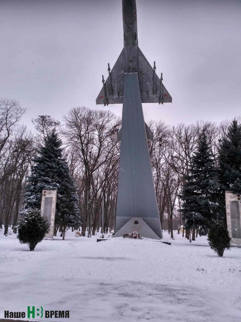 Строительный объект потребовал бы вырубки большей части благоустроенного сквера, нарушив архитектурную целостность ансамбля расположенного здесь же мемориала летчикам-героям – выпускникам Батайского авиаучилища.