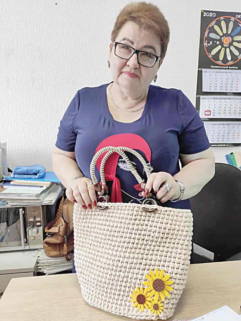 «Не нарадуюсь сумке, связанной Бэлочкой», – говорит работающая пенсионерка Татьяна Ивановна. «Не нарадуюсь сумке, связанной Бэлочкой», – говорит работающая пенсионерка Татьяна Ивановна.