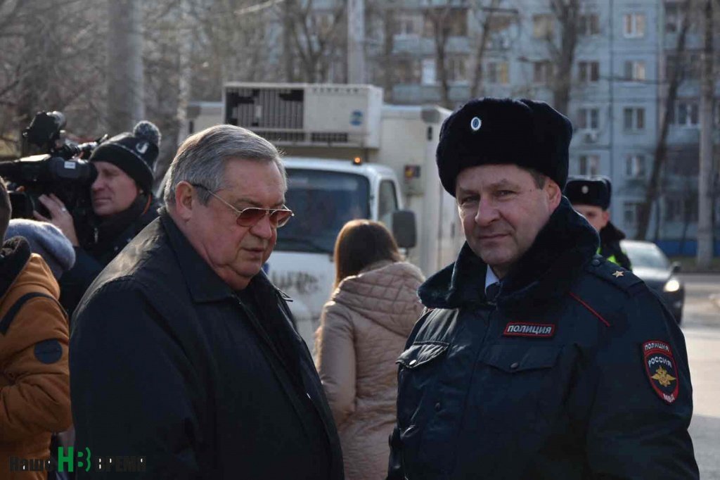 Председатель Общественного совета Эдуард Шапошников и врио начальника ОГИБДД УМВД России по городу Ростову-на-Дону майор полиции Алексей Колесников «любуются» ямами на дорогах.