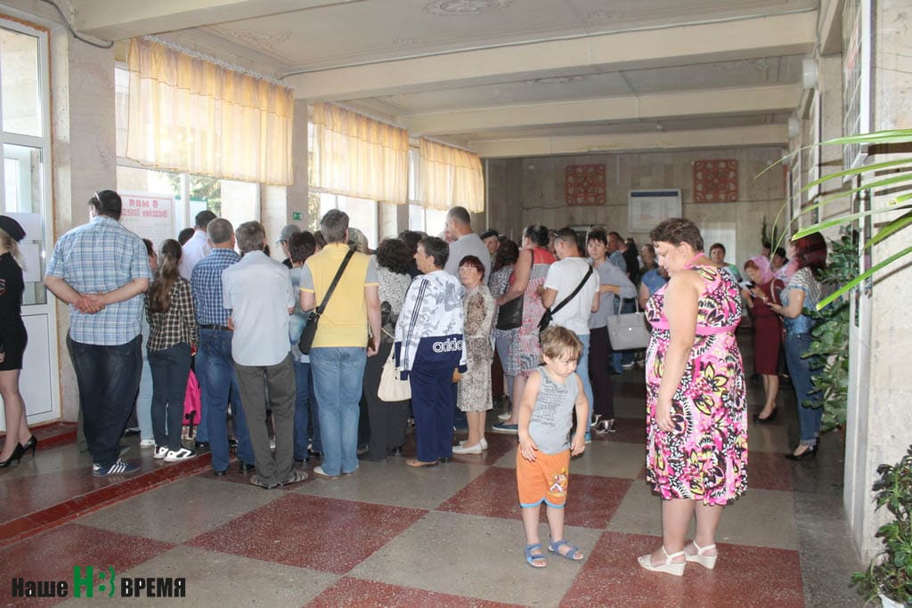 В холле регистрация участников шла еще полтора часа после начала слушаний. В холле регистрация участников шла еще полтора часа после начала слушаний.