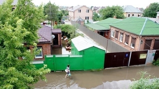 Вода, выдавливаемая из поймы, оказывается во вдорах батайчан.