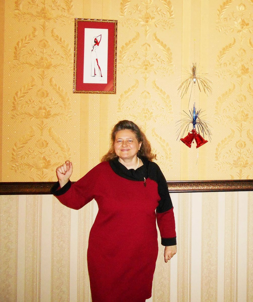 Педагог-библиотекарь средней школы № 3 г. Донецка Елена ДАВЫДОВА на корпоративе в школе. 