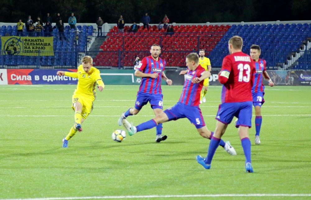 Удар Могилевца блокирует защитник армейцев.