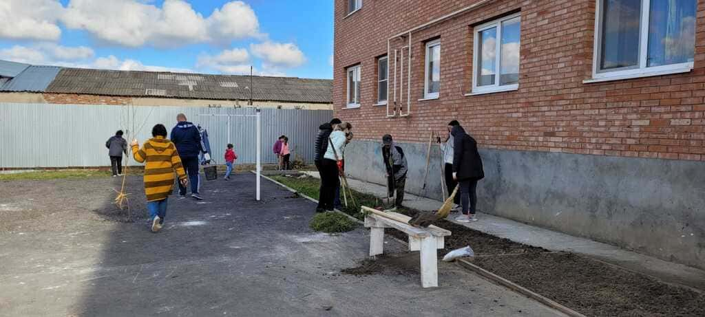 Субботник, который провели члены ТОС «Молодежный» в поселке Целина.