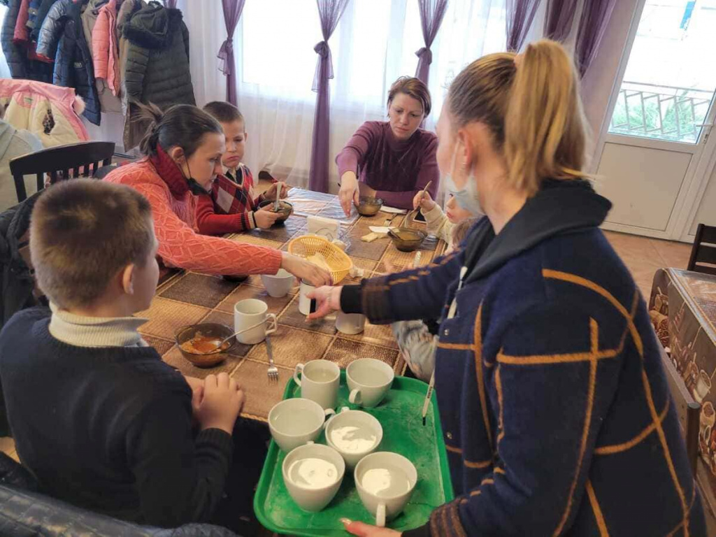 В столовой беженцев вкусно кормят.