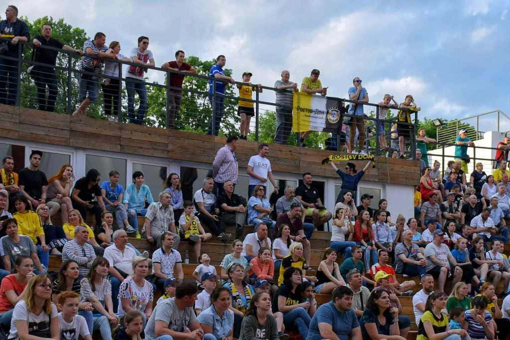 В «Зеленом театре» собрались болельщики «Ростов-Дона». Они уже привыкли смотреть матчи любимой команды вместе.