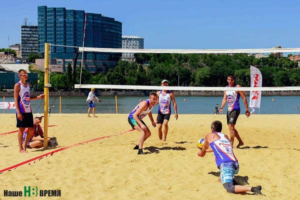 Пляжный волейбол в исполнении мужчин – это качественный подбор, быстрый розыгрыш, резкие удары.