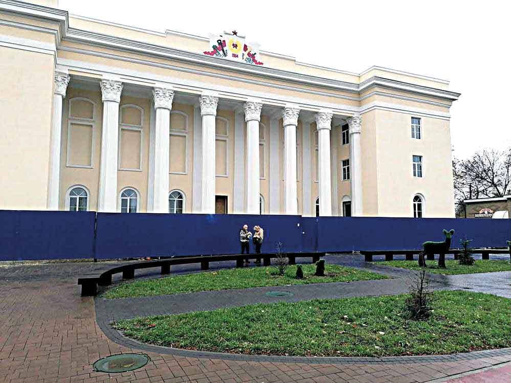 Фасад Дома культуры «Антрацит» уже полностью привели в порядок. Фасад Дома культуры «Антрацит» уже полностью привели в порядок.