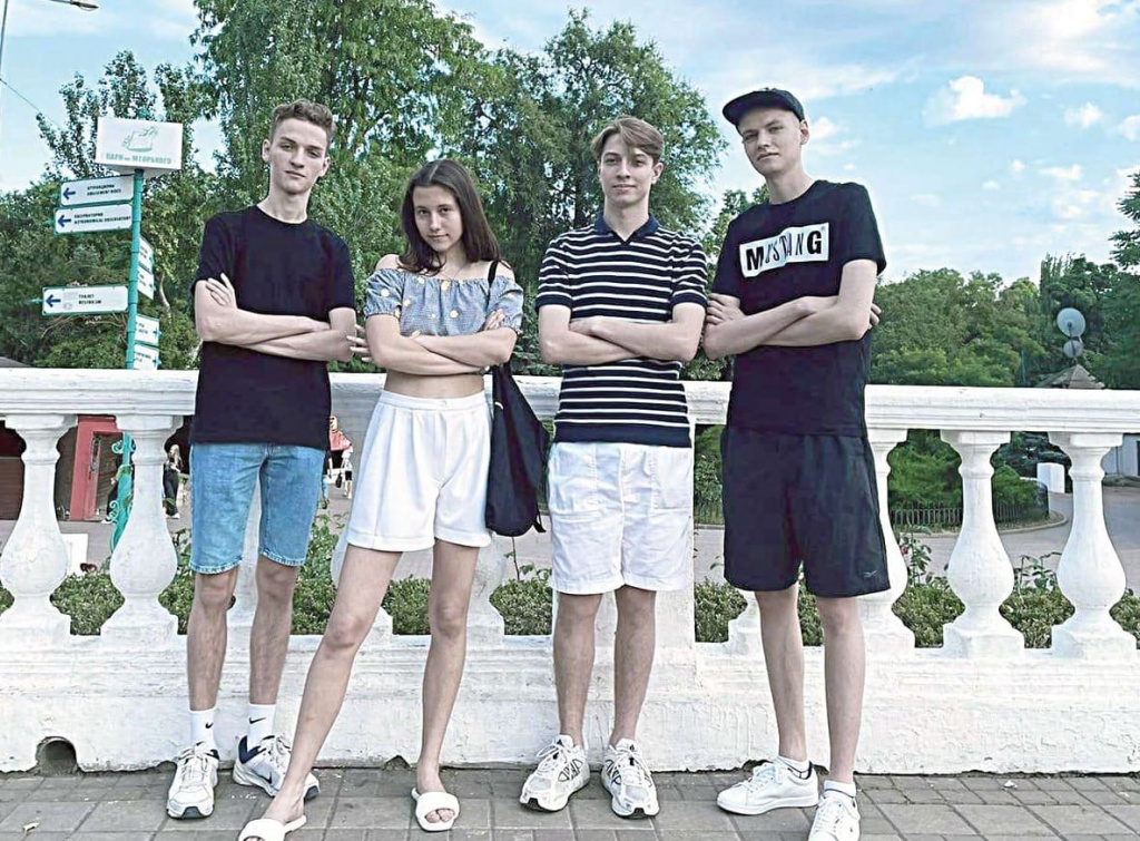 Андрей ГРЕК, Елена АКОПОВА, Егор ШАМШУРА и Кирилл ВОЛОВИКОВ окончили в этом году ростовский лицей № 33 и получили по 100 баллов по математике. Ольга БУБЛИЧЕНКО считает, что это результат совместной работы самих ребят, ее, как учителя, репетитора и родителей.