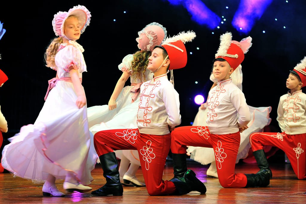 «Гусарскую польку» с большим успехом исполнил ансамбль народного танца «Светлячок».