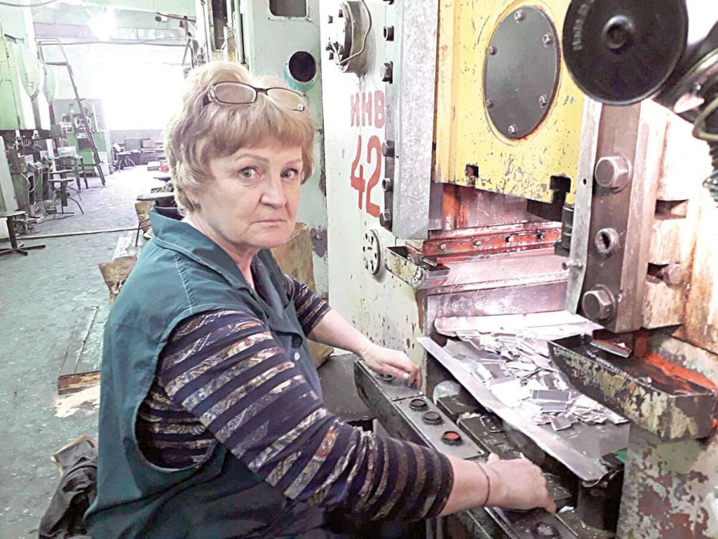 Татьяна ИВАНИНА работает на заводе больше 30 лет. Татьяна ИВАНИНА работает на заводе больше 30 лет.