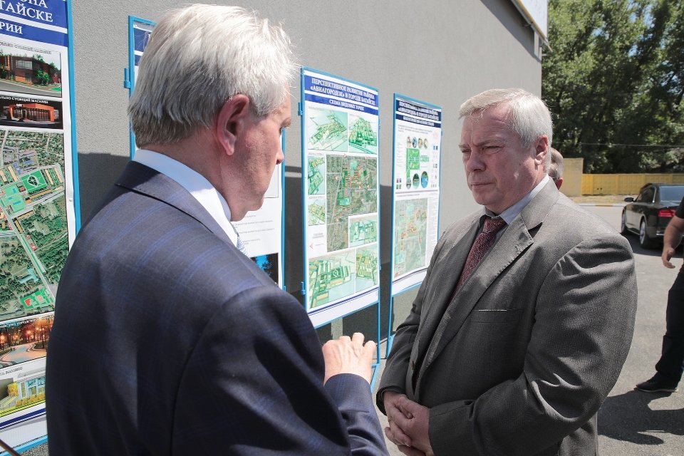 Побывав в Авиагородке, донской губернатор В. Голубев поручил разобраться и решить инфраструктурные проблемы. Вопрос должен был быть вынесен на общественные слушания. Но не вынесен...