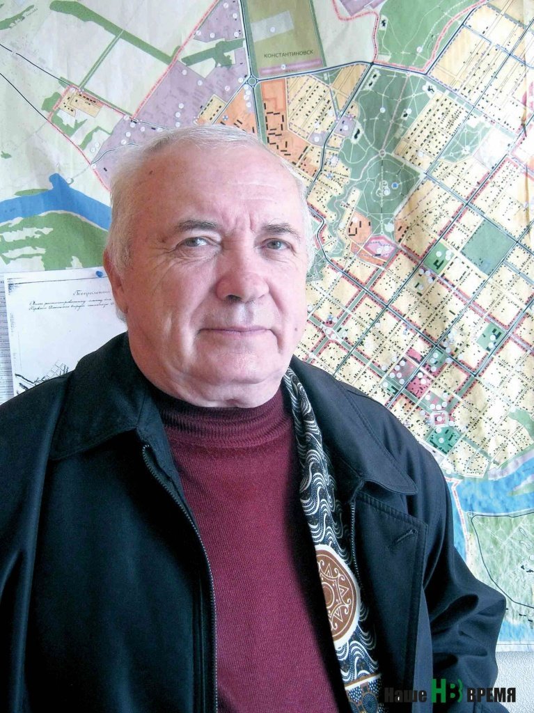 Член общественного совета Анатолий Кучеренко готов рассказать будущим инвесторам о залежах полезных ископаемых на территории района.