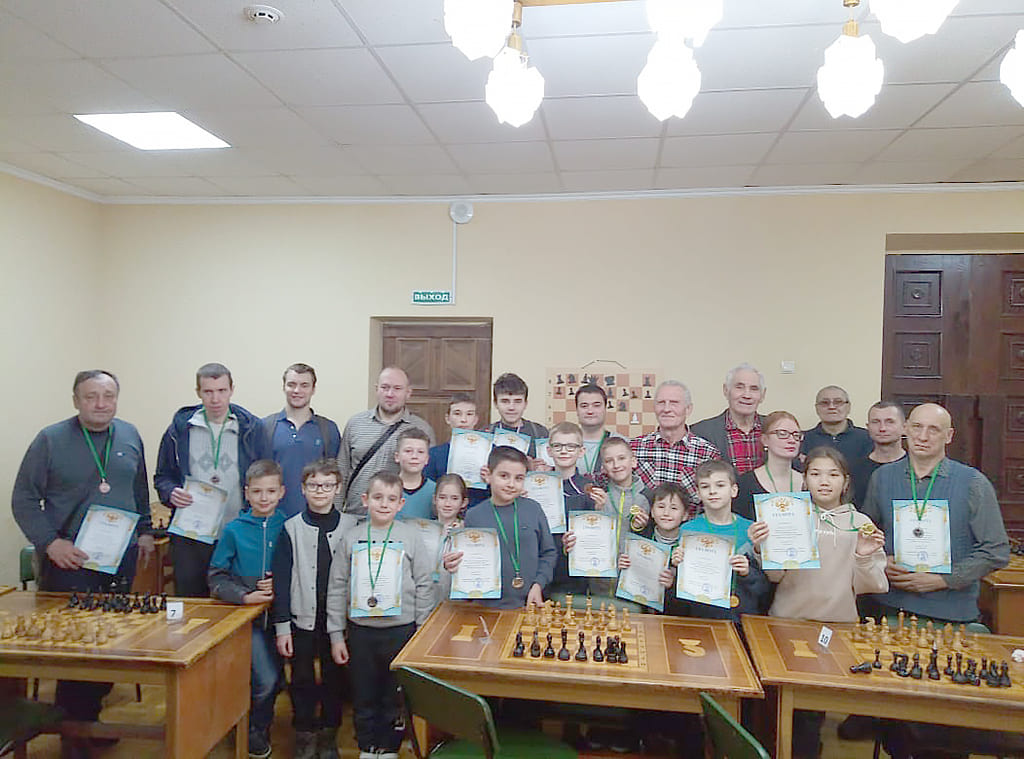 Призеры соревнований под названием «Предновогодний турнир в «Слонёнке» при поддержке газеты «Наше время».