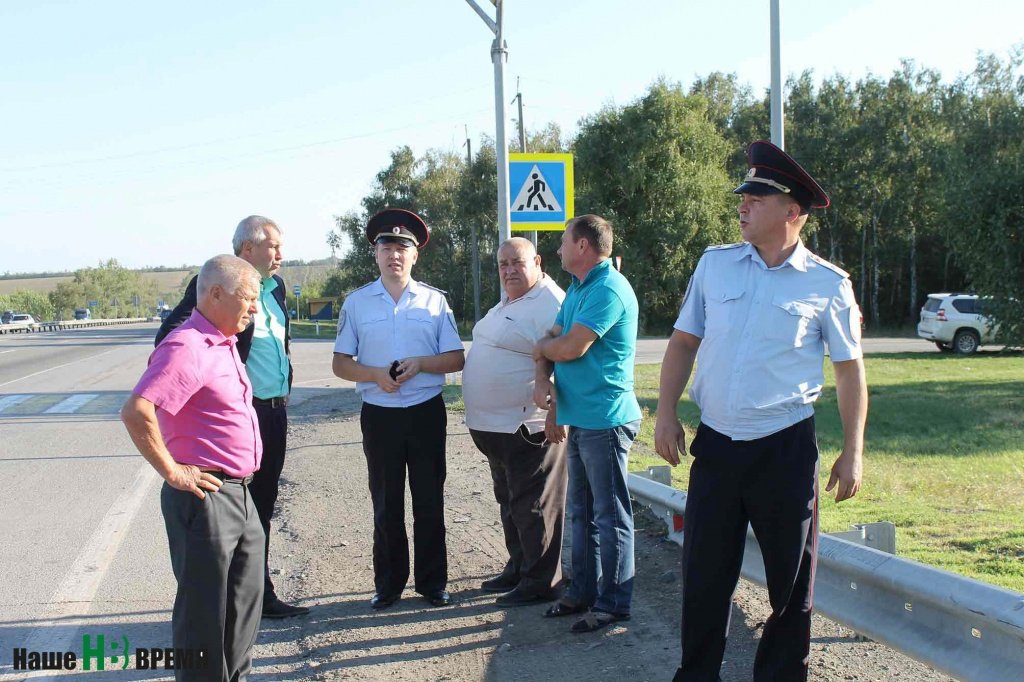 Представители местной власти, общественники и сотрудники ГИБДД обсудили возможные варианты переустройства этого участка дороги.