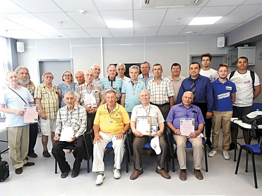 Участники открытого шахматного турнира среди ветеранов труда и спорта, посвящённого Международному дню шахмат и 85-летию заслуженного работника физической культуры РФ Владимира Михайловича КАНЦЫНА.