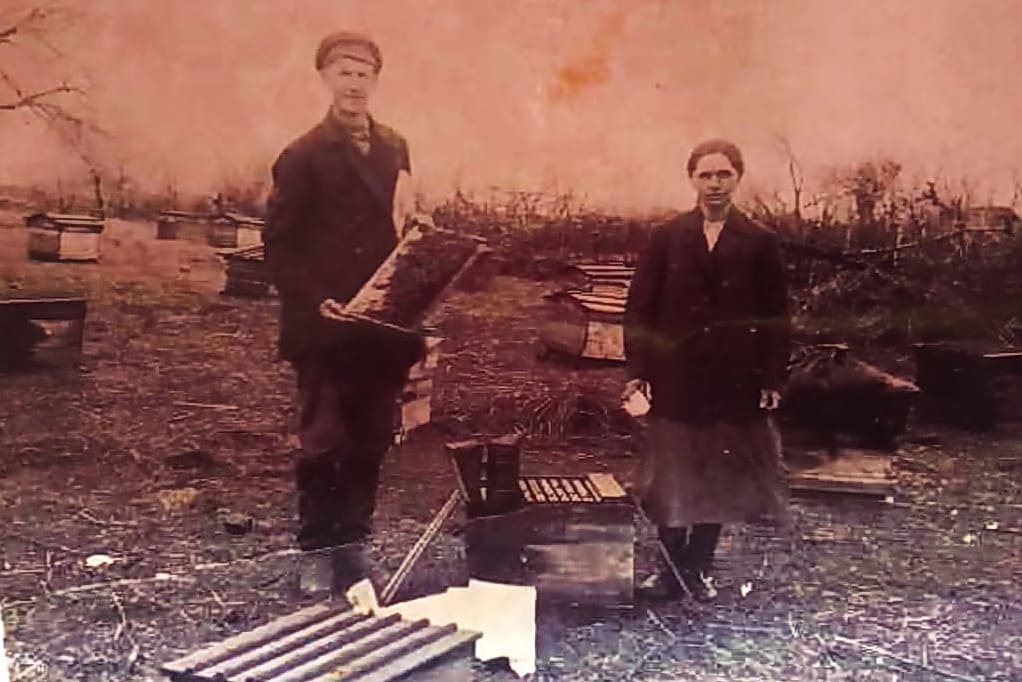На архивном фото – Стефан ЗАПОРОЖЦЕВ работает на пасеке в годы войны. Фото предоставлены Еленой ФИЛИНОЙ
