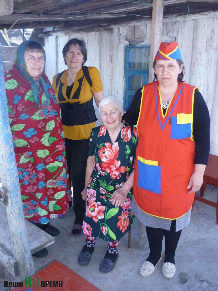 Ирина Андреевна ФИНК (справа) со своими подопечными – Любовью Петровной П ЕРЕПЕЛКИНОЙ, Раисой Никитичной АЛЕКСЕЕНКО и Ниной Ивановной ГРИГОРЬЕВОЙ.