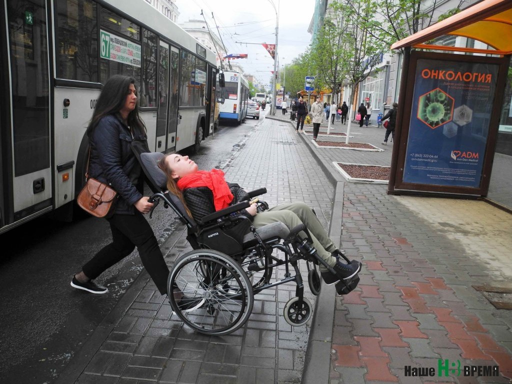 Из оснащенного пандусом автобуса (номер КВ 379) коляску с инвалидом выносили на руках.