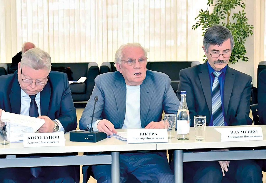 Виктор ШКУРА (в центре) считает, что появление на Нижнем Дону Багаевского гидроузла поможет уберечь и реку, и Азовское море от возможной экологической катастрофы. Фото с сайта минприроды РО