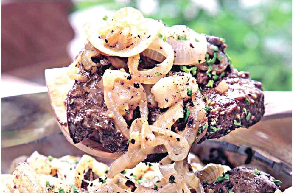 Печень отварная с чесноком и салом Печень отварная с чесноком и салом
