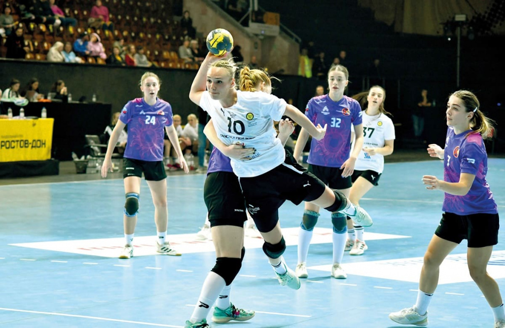 Белорусский легионер дончанок Валерия ГУТОВА (№10) отлично вписалась в команду. Линейная стала лучшим снайпером встречи — 7 заброшенных мячей.