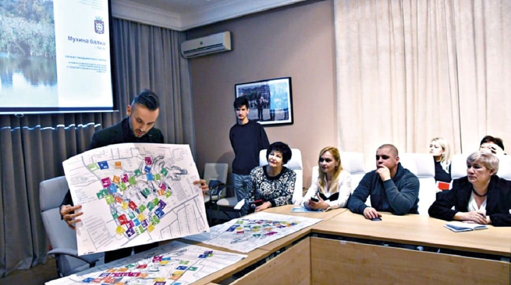 Руководитель проектировщиков «Мухиной балки» – директор «АД Проект» Александр ДОРОХОВ представляет вниманию участников общественных обсуждений доработанный проект. Руководитель проектировщиков «Мухиной балки» – директор «АД Проект» Александр ДОРОХОВ представляет вниманию участников общественных обсуждений доработанный проект.