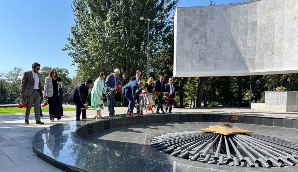 Узбекистан возложение.jpg