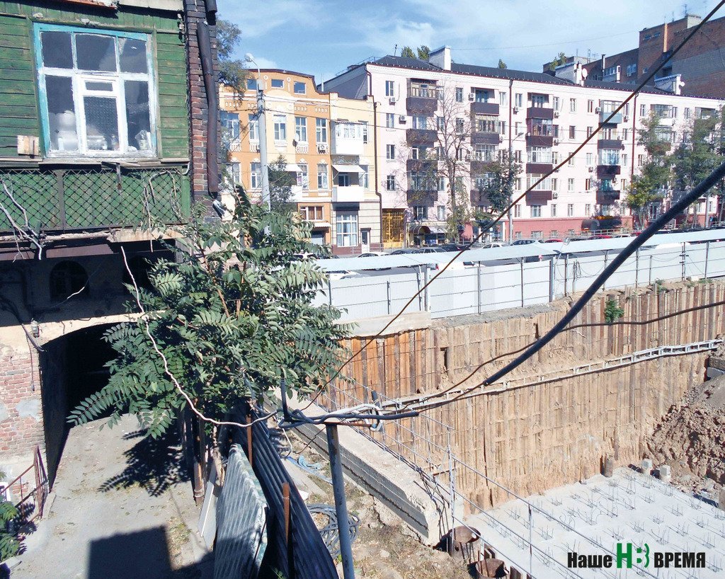 Дом и так пострадал от разрытого прямо под окнами котлована.