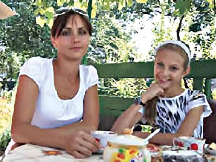Такой была Лиза девять лет назад, когда мы с ней познакомились. Вот как сама героиня вспоминает об этом: «Конечно, я помню тот материал, мы периодически вспоминаем его с мамой. В первую очередь это некая гордость: про меня, такую маленькую девочку из Мечетки, написали в областной газете. А второе, это некая ответственность: нужно было не подвести маму (ведь она со мной уехала в Москву), семью, педагогов. С теплотой вообще вспоминаю то время». Такой была Лиза девять лет назад, когда мы с ней познакомились. Вот как сама героиня вспоминает об этом: «Конечно, я помню тот материал, мы периодически вспоминаем его с мамой. В первую очередь это некая гордость: про меня, такую маленькую девочку из Мечетки, написали в областной газете. А второе, это некая ответственность: нужно было не подвести маму (ведь она со мной уехала в Москву), семью, педагогов. С теплотой вообще вспоминаю то время».