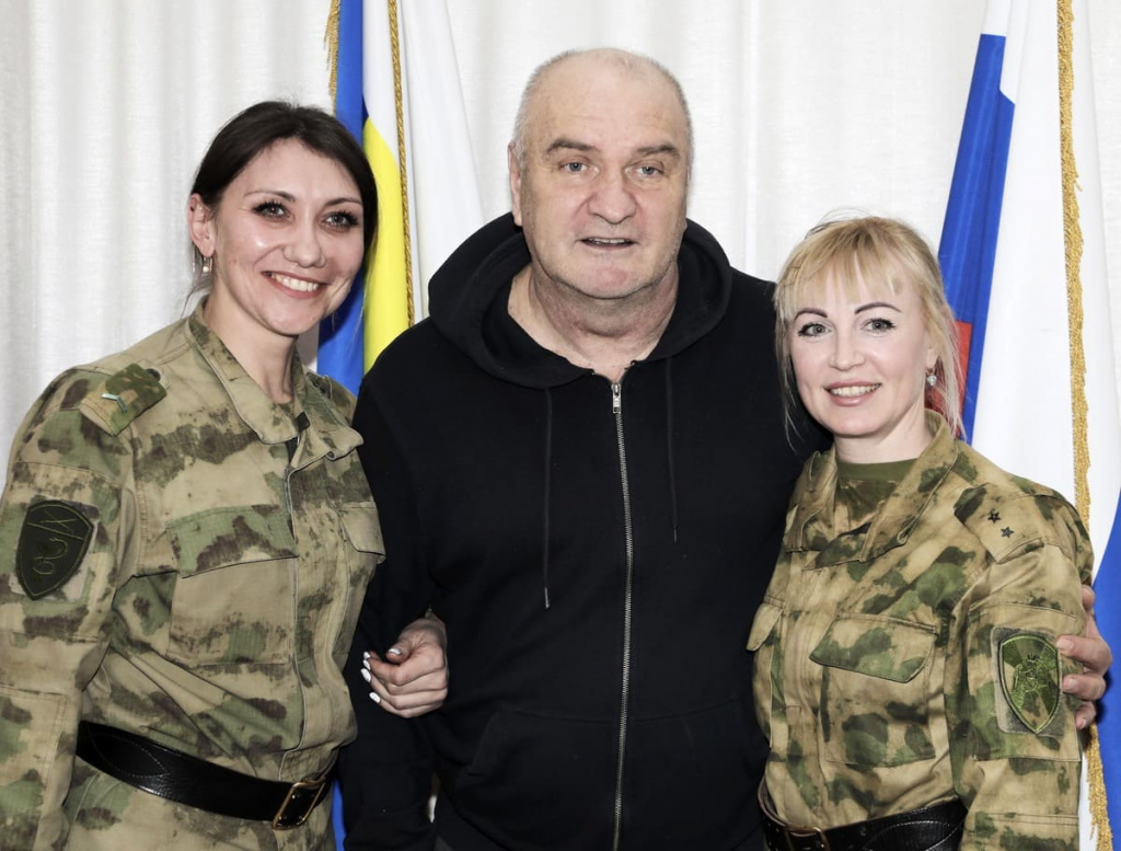 Певец Глеб Матвейчук и актер Александр Балуев посетили госпиталь в ...