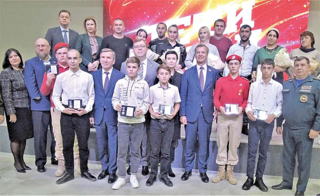 День народного единства в рамках проектов Совета Федерации Федерального собрания «Дети-герои» и «Дорога жизни» в музейном комплексе «Самбекские высоты» наградили ребят, проявивших личное мужество.