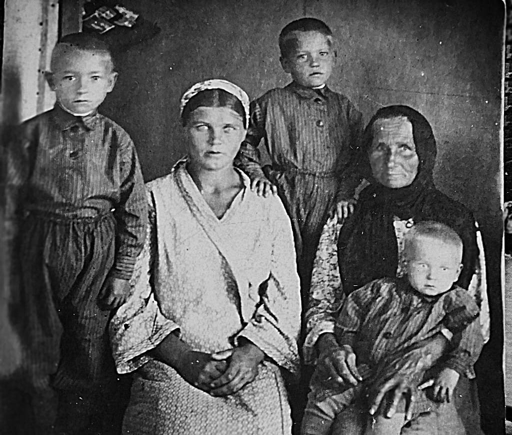 Супруга Петра Тимофеевича – Зоя Ивановна (в центре) с детьми и его мамой.