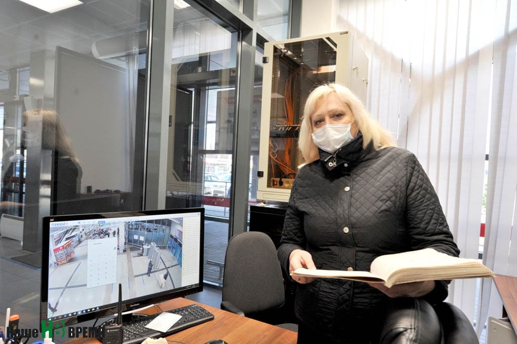 Старшая смены РЖД Надежда Филипенко руководит сотрудниками, проводящими осмотр пассажиров и багажа. Старшая смены РЖД Надежда Филипенко руководит сотрудниками, проводящими осмотр пассажиров и багажа.