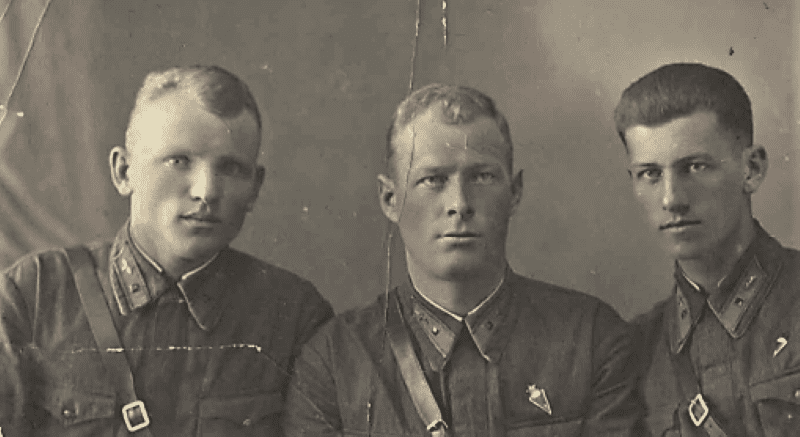 Сергей Макаров (слева) и его друзья по авиашколе (фото из архива Борисоглебского училища) Сергей Макаров (слева) и его друзья по авиашколе (фото из архива Борисоглебского училища)