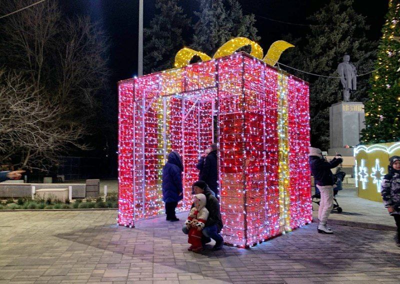 Фото украшенной улицы красной в краснодаре В Ростове завершили украшение улиц города к Новому году